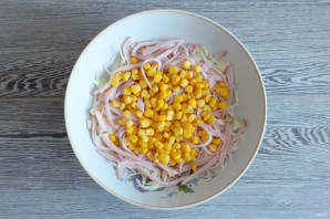 Салат из капусты с ветчиной и кукурузой