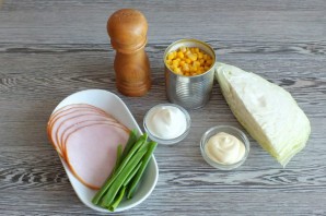 Салат из капусты с ветчиной и кукурузой