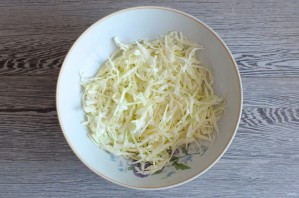 Салат из капусты с ветчиной и кукурузой