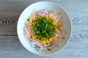 Салат из капусты с ветчиной и кукурузой