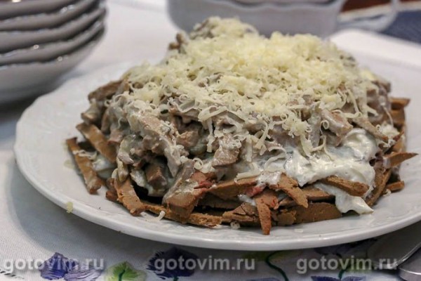 Салат из печени с солеными огурцами