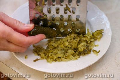 Салат из печени с солеными огурцами