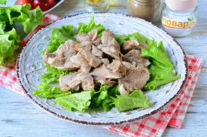 Салат с черешней и индейкой