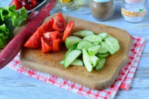 Салат с черешней и индейкой