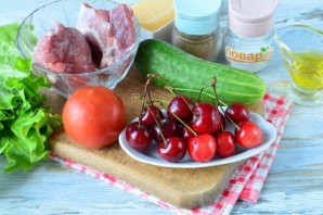 Салат с черешней и индейкой