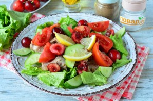 Салат с черешней и индейкой