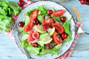 Салат с черешней и индейкой