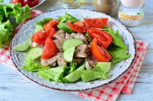 Салат с черешней и индейкой