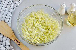 Салат с капустой и копченой колбасой