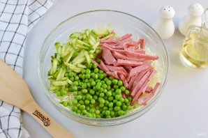 Салат с капустой и копченой колбасой