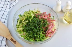 Салат с капустой и копченой колбасой