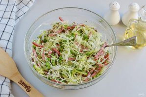 Салат с капустой и копченой колбасой
