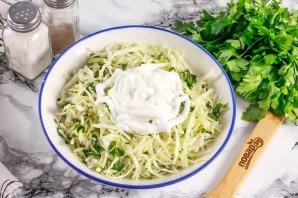 Салат с капустой и рукколой