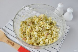 Салат с копченой рыбой