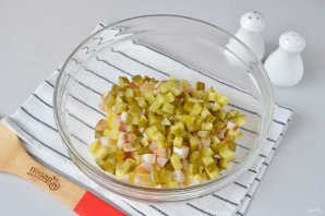 Салат с копченой рыбой