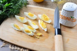 Салат с креветками, огурцами и яйцами