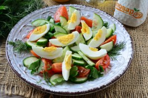 Салат с креветками, огурцами и яйцами