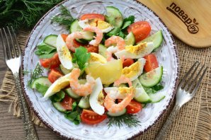 Салат с креветками, огурцами и яйцами
