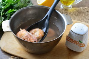 Салат с креветками, огурцами и яйцами