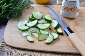 Салат с креветками, огурцами и яйцами