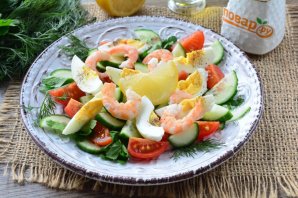 Салат с креветками, огурцами и яйцами