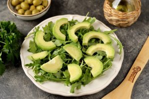 Салат с курицей, авокадо и рукколой Салат с курицей, авокадо и рукколой