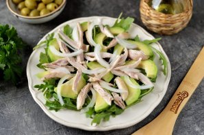 Салат с курицей, авокадо и рукколой Салат с курицей, авокадо и рукколой