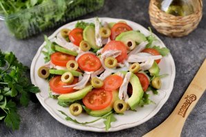 Салат с курицей, авокадо и рукколой Салат с курицей, авокадо и рукколой