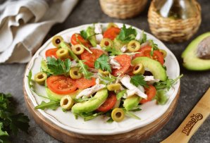 Салат с курицей, авокадо и рукколой Салат с курицей, авокадо и рукколой