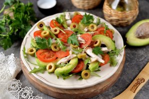 Салат с курицей, авокадо и рукколой Салат с курицей, авокадо и рукколой