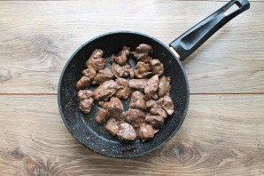 Салат с печенью и карамелизированными сливами