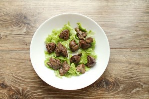 Салат с печенью и карамелизированными сливами