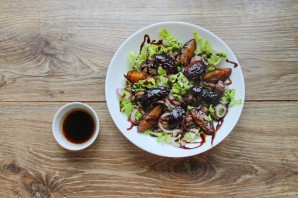 Салат с печенью и карамелизированными сливами