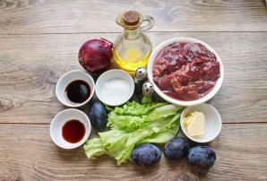Салат с печенью и карамелизированными сливами