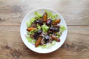 Салат с печенью и карамелизированными сливами