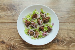 Салат с печенью и карамелизированными сливами