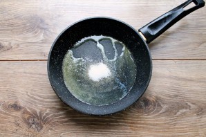 Салат с печенью и карамелизированными сливами