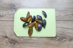 Салат с печенью и карамелизированными сливами