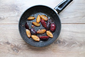 Салат с печенью и карамелизированными сливами