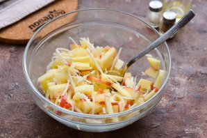 Салат с сельдереем, ананасом и яблоками