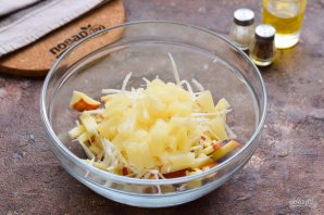 Салат с сельдереем, ананасом и яблоками