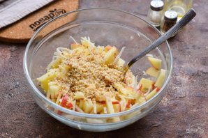 Салат с сельдереем, ананасом и яблоками