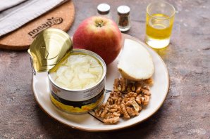 Салат с сельдереем, ананасом и яблоками