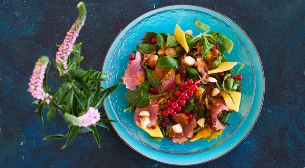 Салат с уткой, манго и макадамией в соленой карамели, пошаговый рецепт с фото