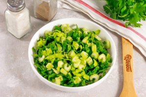 Салат со шпинатом и сельдереем