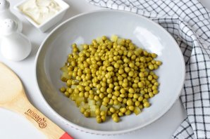 Салат со скумбрией и яблоком