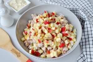 Салат со скумбрией и яблоком