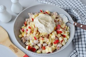 Салат со скумбрией и яблоком