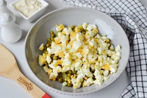 Салат со скумбрией и яблоком