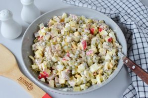 Салат со скумбрией и яблоком